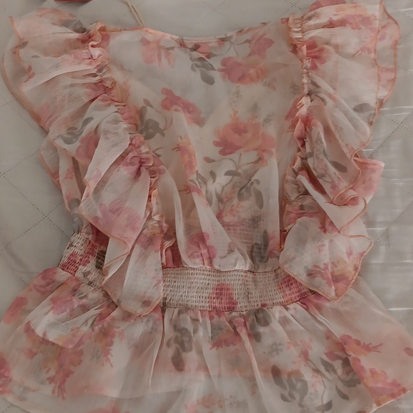 ⚘ Adorable Floral top ⚘ - Picture 5 of 5